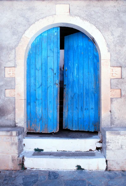 Alte blaue Tür, Beton, Griechenland — Stockfoto