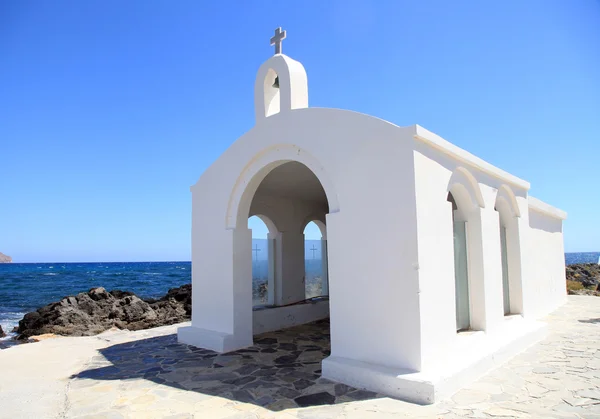 Kleine weiße Kirche im Meer, Beton, Griechenland — Stockfoto