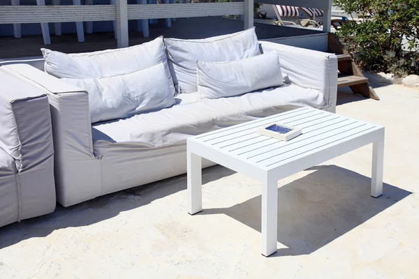 Sala de terraço com sofá branco em uma estância de verão  . — Fotografia de Stock