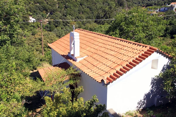 Piros cserép tető templom-hegyi faluban, Kréta, Görögország — Stock Fotó
