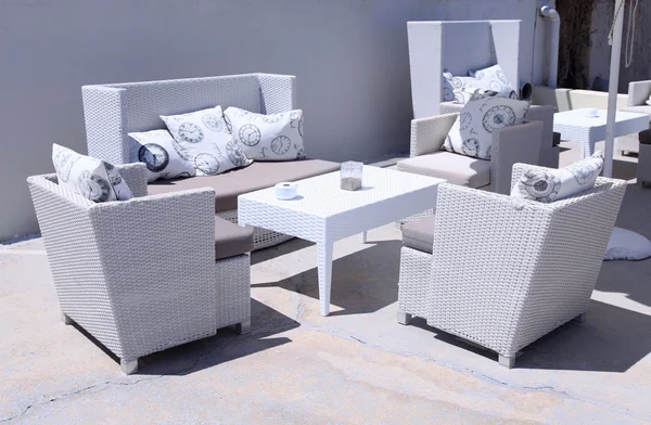 Білі меблі на відкритому повітрі ротангові крісла — стокове фото