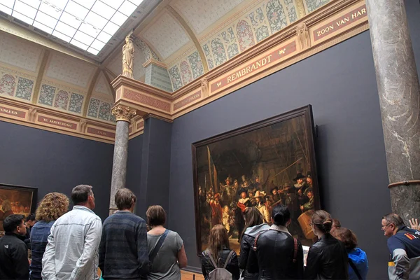 Návštěvníci při pohledu na slavných The Noční hlídka Rembrandta, Amsterdam — Stock fotografie