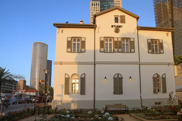 Freiluft-Einkaufszentrum Sarona über Wolkenkratzern, tel aviv, israel. — Stockfoto