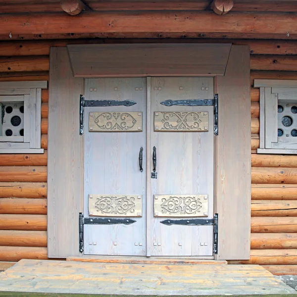 Ușă decorată din lemn în casă din lemn — Fotografie, imagine de stoc