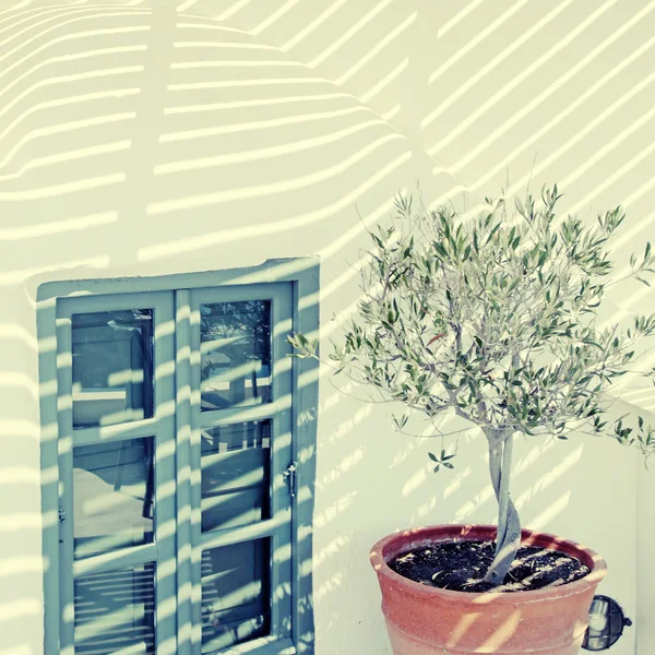 Beautiful white architectural details with striped shadow, Santorini — Stock Photo, Image