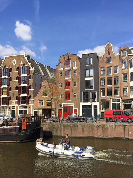 Menschen genießen eine Bootsfahrt in den Kanälen von Amsterdam — Stockfoto