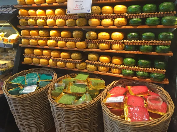 Ursprungliga ost hjul i ostbutik i Amsterdam — Stockfoto