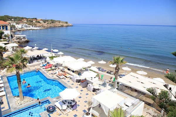 Mediterranean sea and swimming pool on summer hotel resort, Gree — Stock Photo, Image