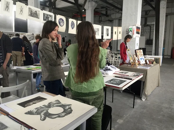 People on contemporary art print exhibition, Kiev, Ukraine. — Stock Photo, Image