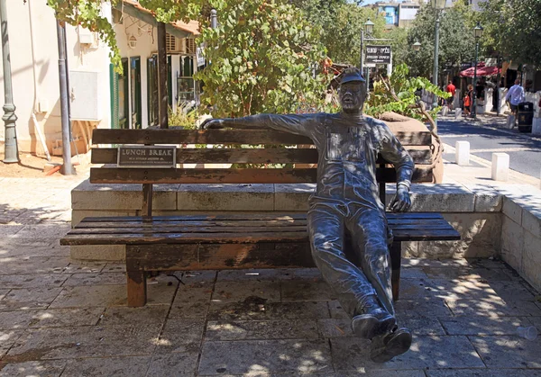 Працівник скульптури на лавці в Зіхрон-Яаков, Ізраїль. Ліцензійні Стокові Зображення