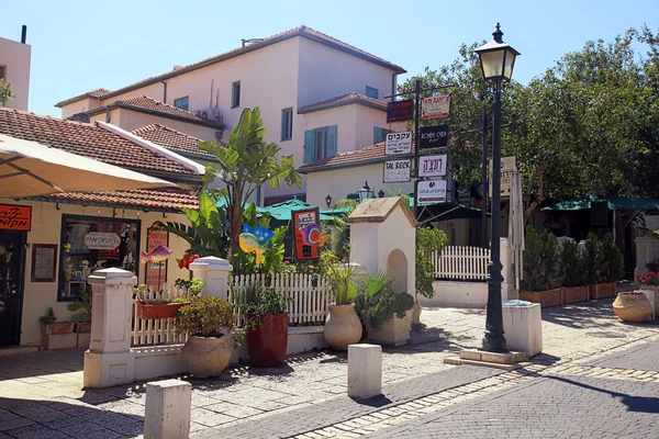 Case sulla strada principale a Zichron Yaakov, Israele . Immagine Stock