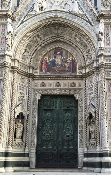 Main door of Florence Cathedral (Duomo) Santa Maria del Fiore — Stockfoto