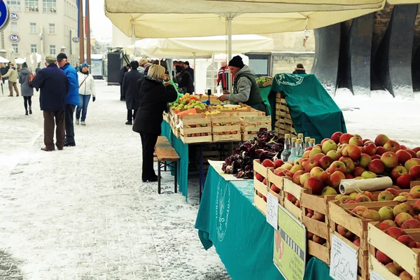 Yerel çiftçi pazarda kış, Maribor, Slovenya — Stok fotoğraf