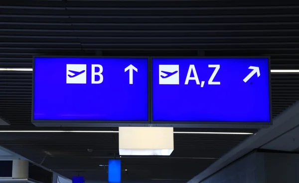 Panneau info à l'aéroport international — Photo