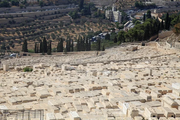 Tombes dans le cimetière juif sur le Mont des Oliviers à Jérusalem — Photo