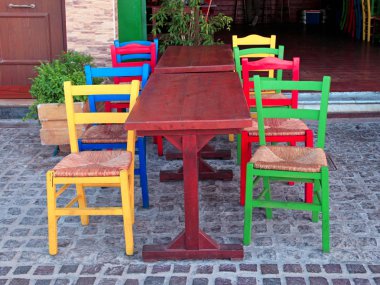 Çok renkli sandalyeler açık Yunan restoranı, Crete, Yunanistan.