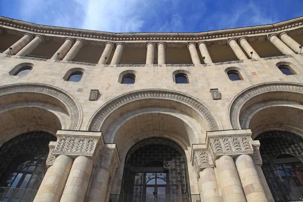 Bâtiment historique avec détails architecturaux, Erevan, Arménie — Photo