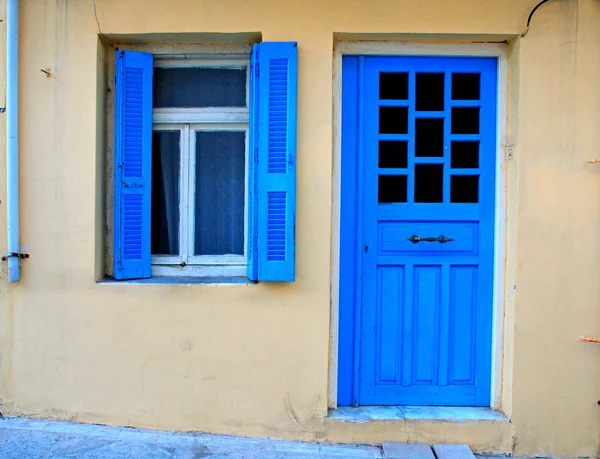 Persianas griegas azules ventana y puerta en la casa vieja —  Fotos de Stock