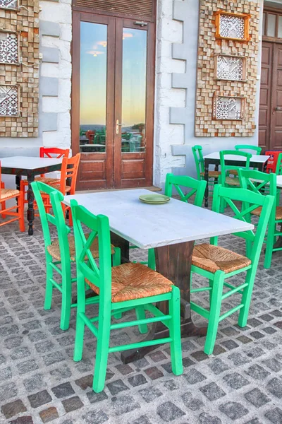 绿色的木椅，克里特岛，希腊希腊户外咖啡馆 — 图库照片