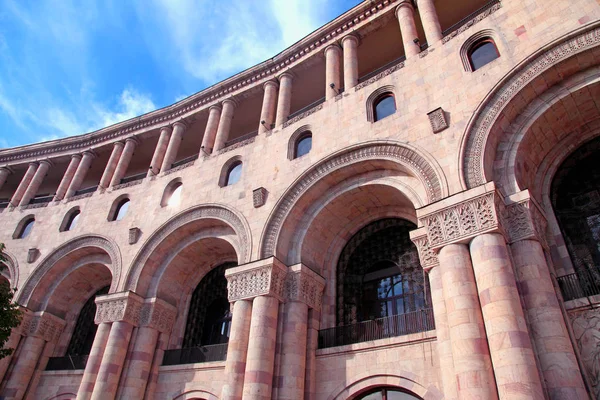 Edificio histórico con detalles arquitectónicos, Ereván, Armenia —  Fotos de Stock