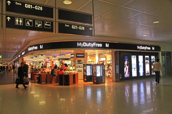 Duty free mağazasında airport, Münih, Almanya. — Stok fotoğraf