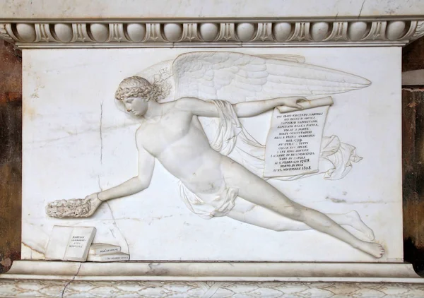 Ангельский рельеф на мраморной могиле на кладбище, Италия — стоковое фото
