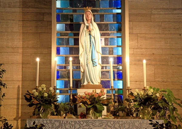 Altaar met het Heilige standbeeld van Madonna — Stockfoto