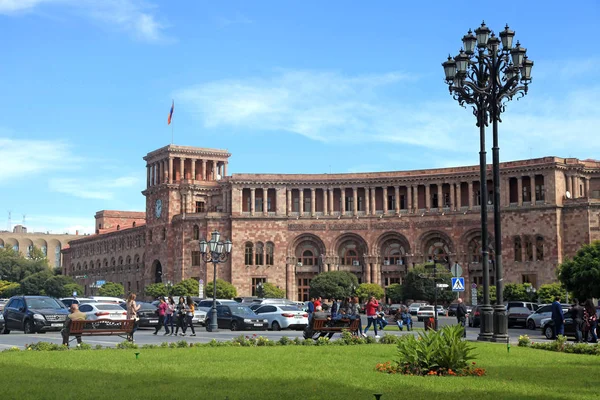 亚美尼亚埃里温，Armeni 在政府和共和国广场 — 图库照片