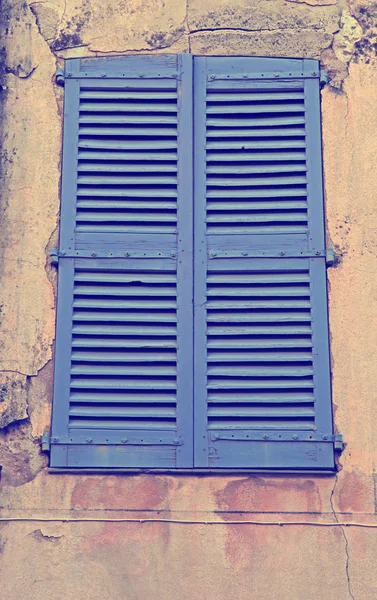 Janela de fecho azul vintage com persianas — Fotografia de Stock