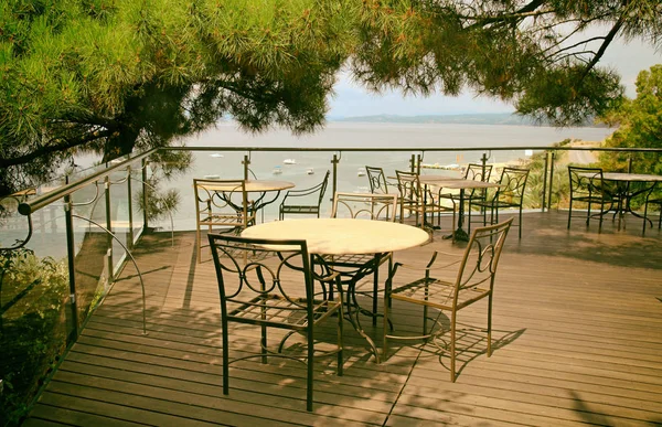 Venkovní terasa kavárny a výhledem na moře v Řecku. — Stock fotografie