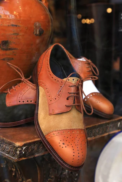 Chaussures élégantes pour hommes dans un magasin de fenêtres . — Photo