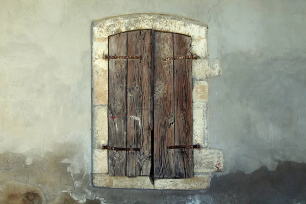 Ventana de persianas de madera antiguas —  Fotos de Stock