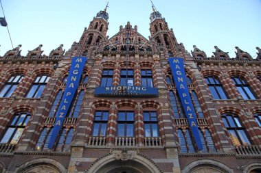Tarihi Amsterdam alışveriş merkezi Magna Plaza Amsterdam