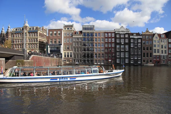 Blick auf Kanäle, holländische Häuser und Ausflugsboote, Amsterdam, Niederlande — Stockfoto