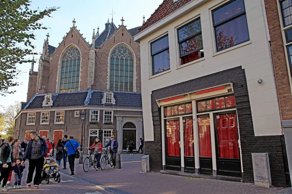 Alte Kirche (Oude Kerk) im Rotlichtviertel, Amsterdam, Niederlande — Stockfoto
