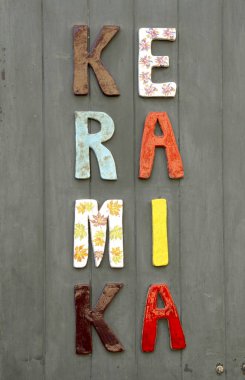 Çok renkli seramik işareti