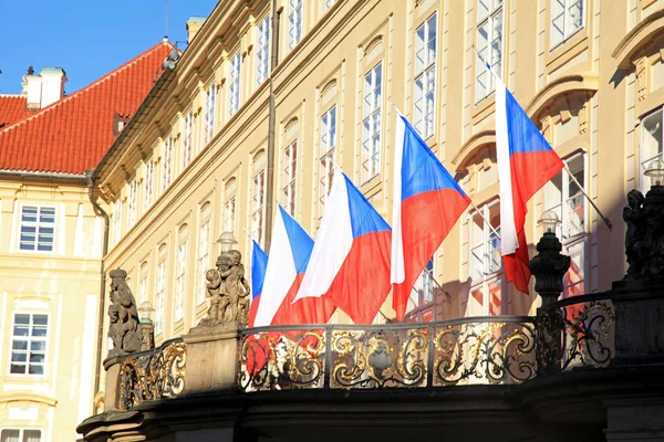 Flagi w Republice Czeskiej na balkonie stary Pałac Królewski, — Zdjęcie stockowe