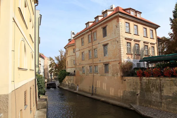 Oude gebouwen en rivier Certovka in de wijk Mala strana, Prague — Stockfoto