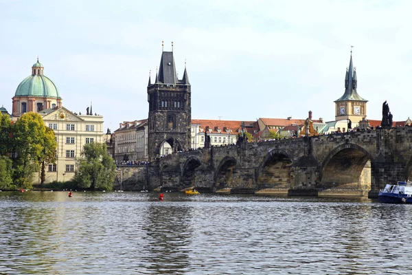 有名なカレル橋、塔、プラハ、チェコ共和国 — ストック写真