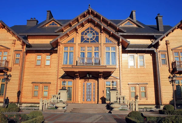 Hölzernes Honka-Haus in Mezhyhirya, Kyiv Region, Ukraine. — Stockfoto