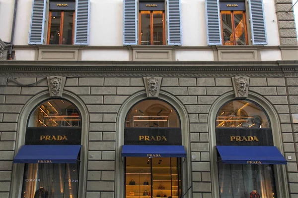 Prada Schaufenster, Florenz, Italien — Stockfoto