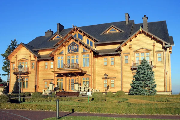 Casa de madera Honka en Mezhyhirya, región de Kiev, Ucrania . — Foto de Stock