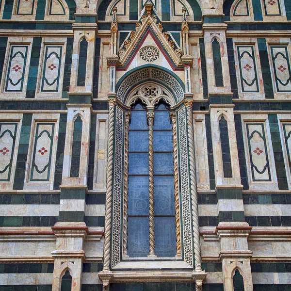 Gothic window in Duomo cathedral, Florence, Italy — Stock Photo, Image