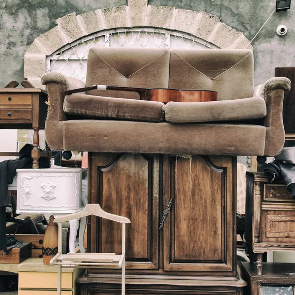 Vintage meubels en andere medewerkers van Jaffa rommelmarkt district — Stockfoto