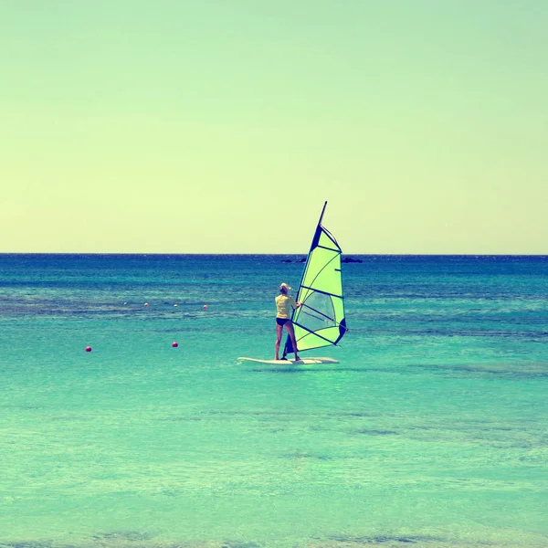 Windsurfer na ilha de Creta, Grécia — Fotografia de Stock