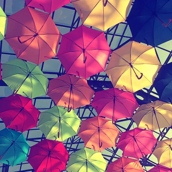 Strada decorata con ombrelloni multicolori — Foto Stock