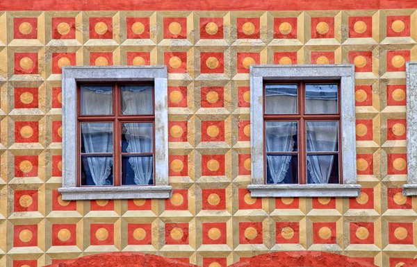 Ventanas en la pared pintada de la casa vieja, Budapest, Hungría — Foto de Stock