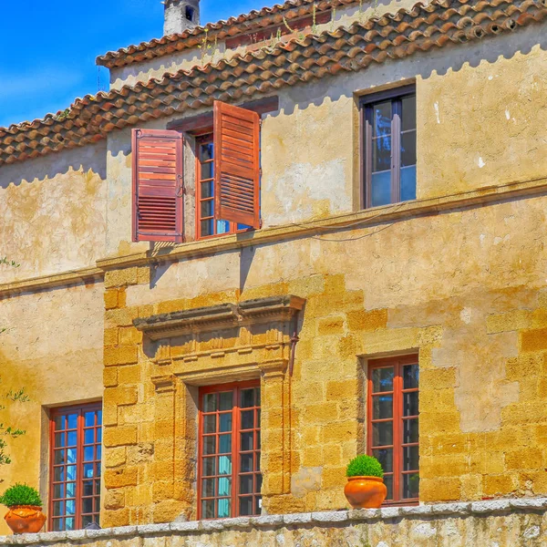 Rural sandstone house with shutter windows in  Saint-Paul de Vence,Provence — Stock Photo, Image