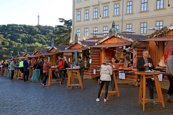 Træboder med traditionel street food i Prag Slot - Stock-foto