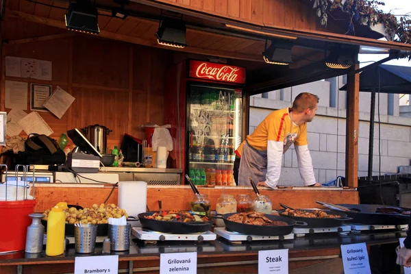 Banchi di legno con street food tradizionale, Praga — Foto Stock